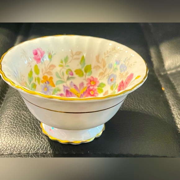 Vintage Paragon Fine Bone China
England QUEENS GARDEN Ptrn Sugar
Bowl & Creamer - Picture 3 of 16